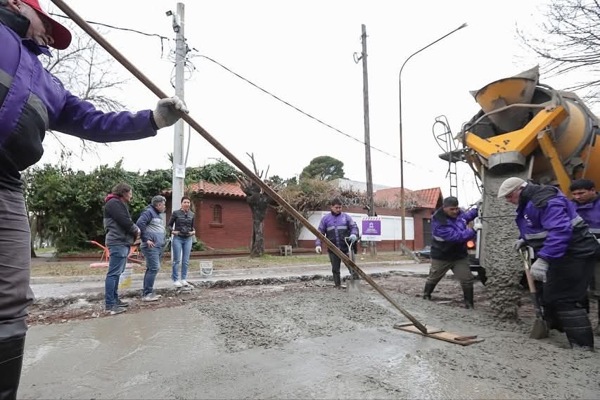 MAYRA SUPERVISÓ TRABAJOS DE BACHEO EN HORMIGÓN EN QUILMES OESTE 