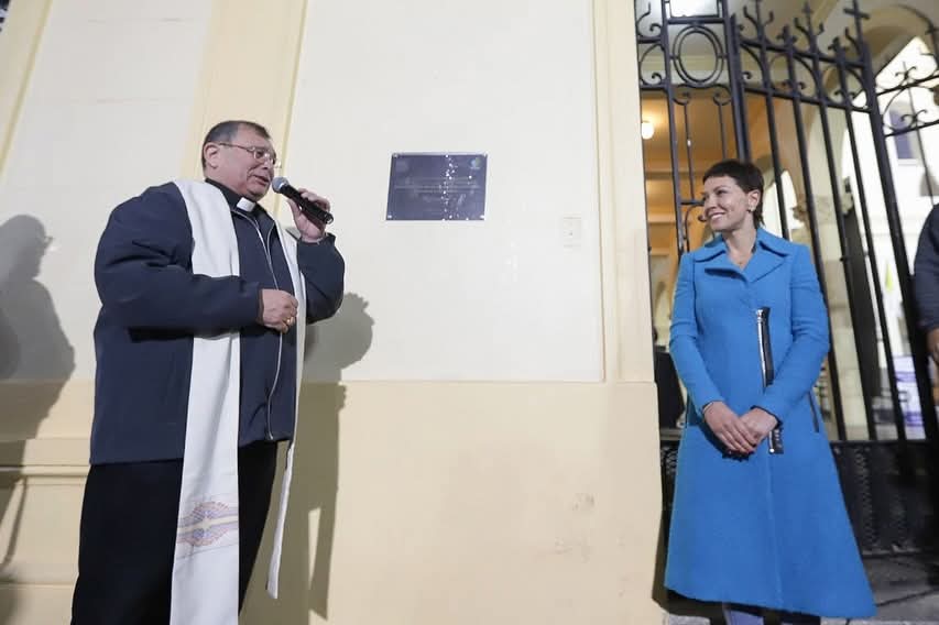 MAYRA PRESENTÓ EL NUEVO PASAJE “PAPA FRANCISCO” EN QUILMES