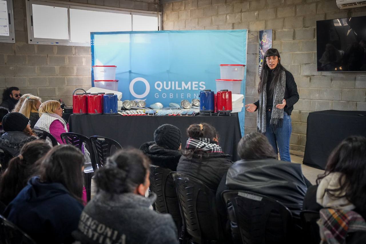 EL MUNICIPIO ENTREGÓ KITS BAZAR EN EL CLUB VILLA ALCIRA