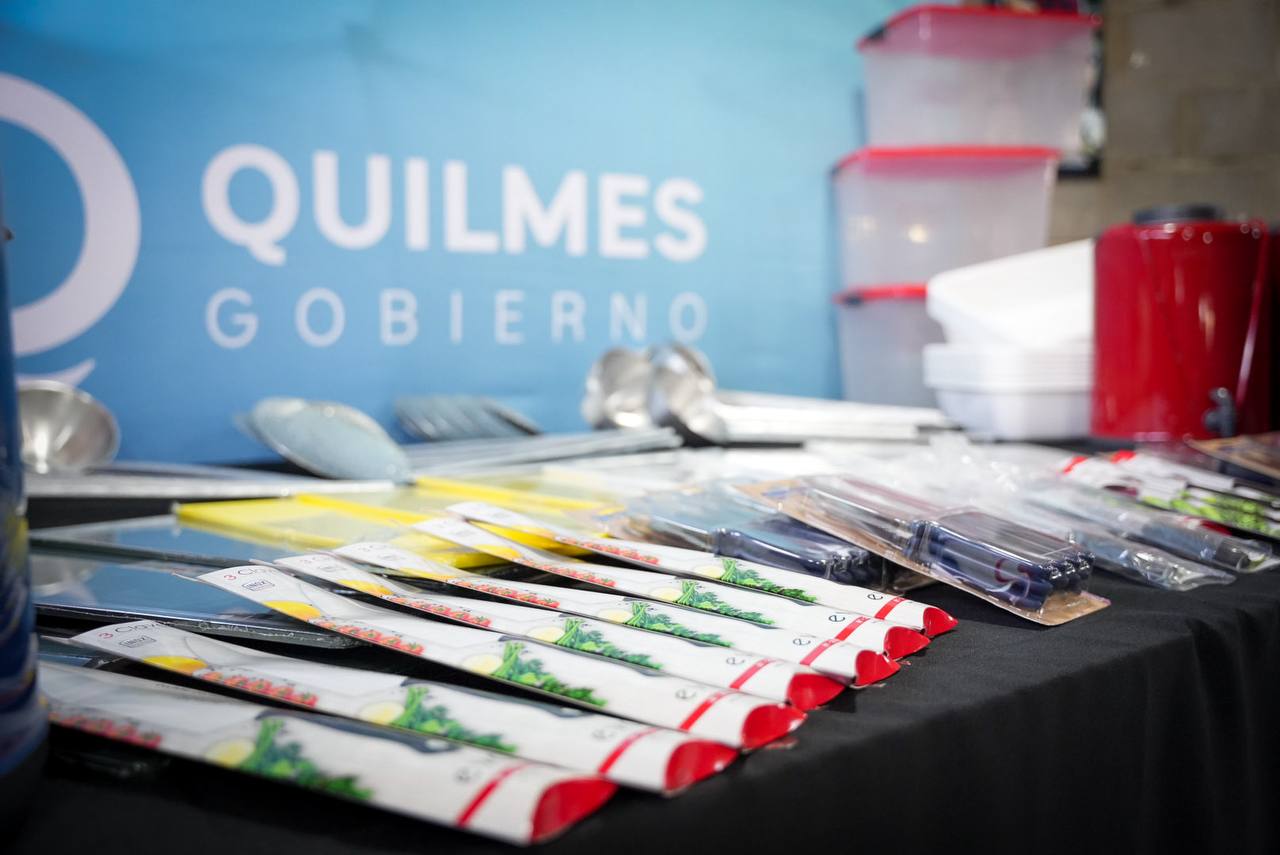 EL MUNICIPIO ENTREGÓ KITS BAZAR EN EL CLUB VILLA ALCIRA