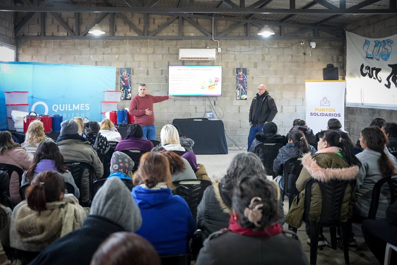EL MUNICIPIO ENTREGÓ KITS BAZAR EN EL CLUB VILLA ALCIRA