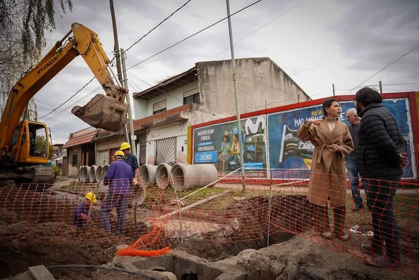 MAYRA SE REUNIÓ CON VECINOS Y SUPERVISÓ UNA IMPORTANTE OBRA PLUVIAL