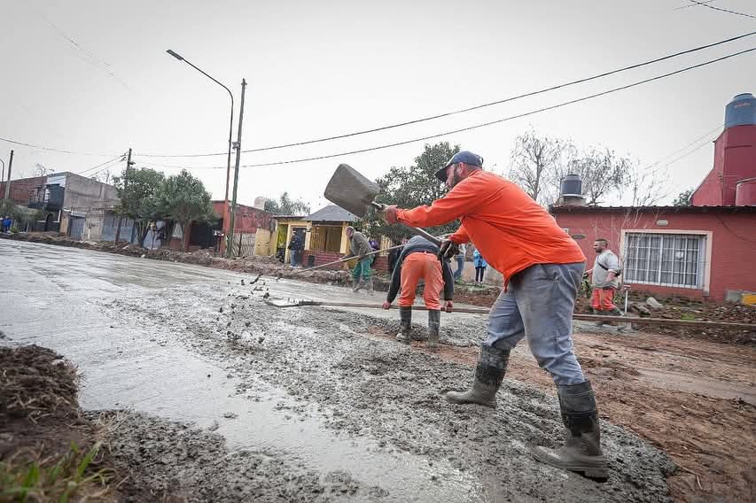 MAYRA RECORRIÓ LA OBRA DE PAVIMENTOS EN EL BARRIO SAN VALENTÍN