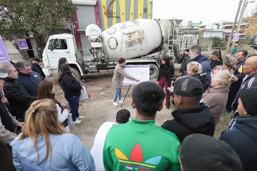 MAYRA RECORRIÓ LA OBRA DE PAVIMENTACIÓN DEL BARRIO DREYMAR 