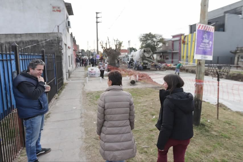MAYRA RECORRIÓ LA OBRA DE PAVIMENTACIÓN DEL BARRIO DREYMAR 