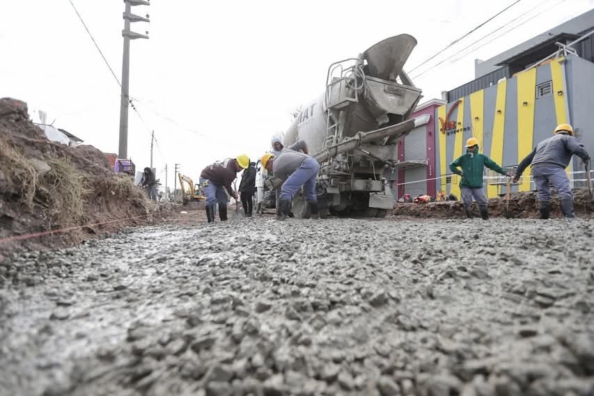 MAYRA RECORRIÓ LA OBRA DE PAVIMENTACIÓN DEL BARRIO DREYMAR 