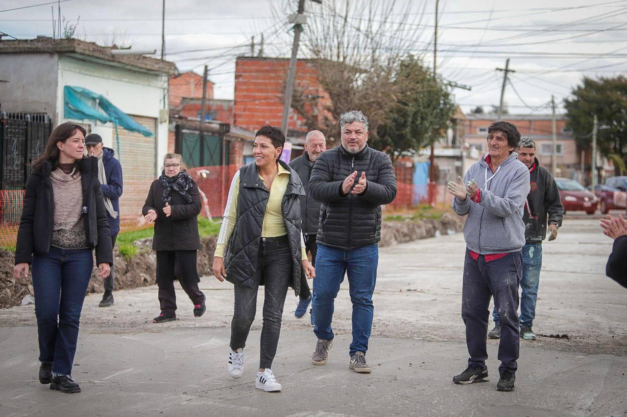 MAYRA RECORRIÓ LA OBRA DE PAVIMENTOS DEL BARRIO VECINAL EN SOLANO