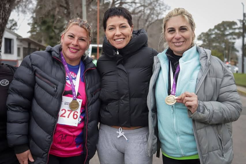 MAYRA ENCABEZÓ LA ENTREGA DE MEDALLAS A LOS GANADORES DE LA CARRERA QUILMES