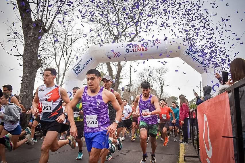 MAYRA ENCABEZÓ LA ENTREGA DE MEDALLAS A LOS GANADORES DE LA CARRERA QUILMES