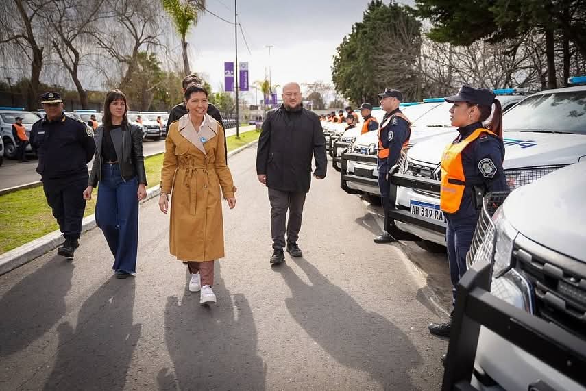 MAYRA ENTREGÓ 75  MÓVILES POLICIALES Y PRESENTÓ UN SISTEMA QUILMES AÉREO