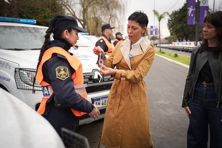 MAYRA ENTREGÓ 75  MÓVILES POLICIALES Y PRESENTÓ UN SISTEMA QUILMES AÉREO
