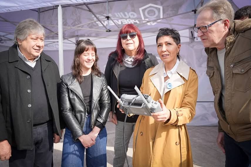 MAYRA ENTREGÓ 75  MÓVILES POLICIALES Y PRESENTÓ UN SISTEMA QUILMES AÉREO