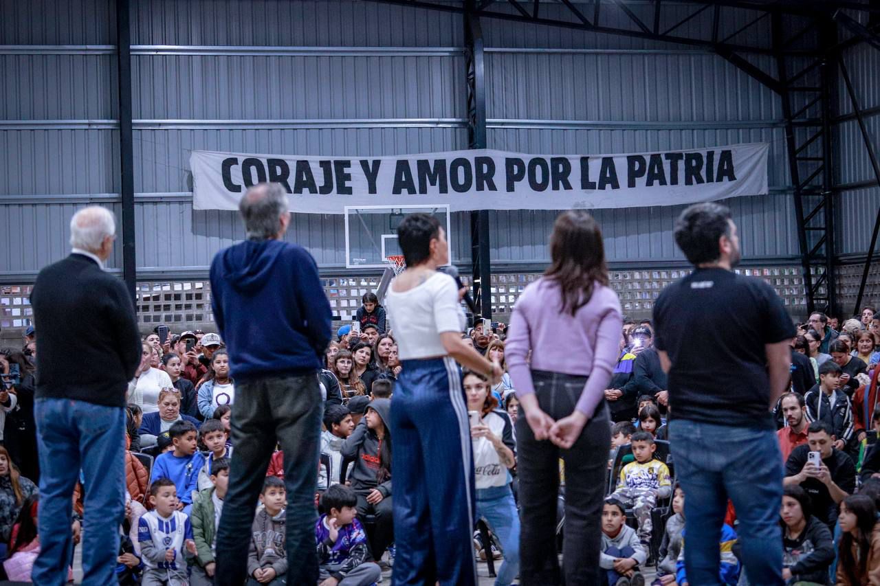 MAYRA, MÁXIMO KIRCHNER Y JORGE TAIANA EN UN NUEVO POLIDEPORTIVO EN QUILMES