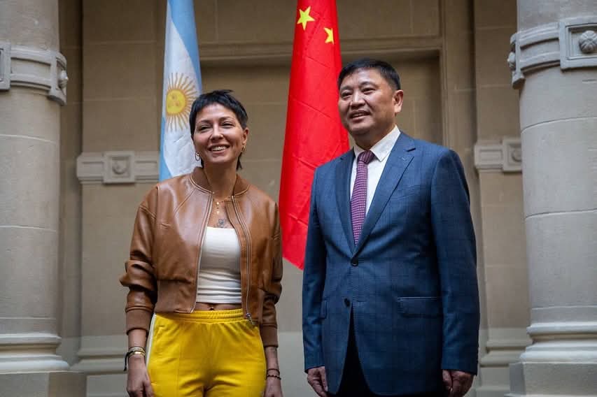 MAYRA MANTUVO UN ENCUENTRO CON AUTORIDADES CHINAS 
