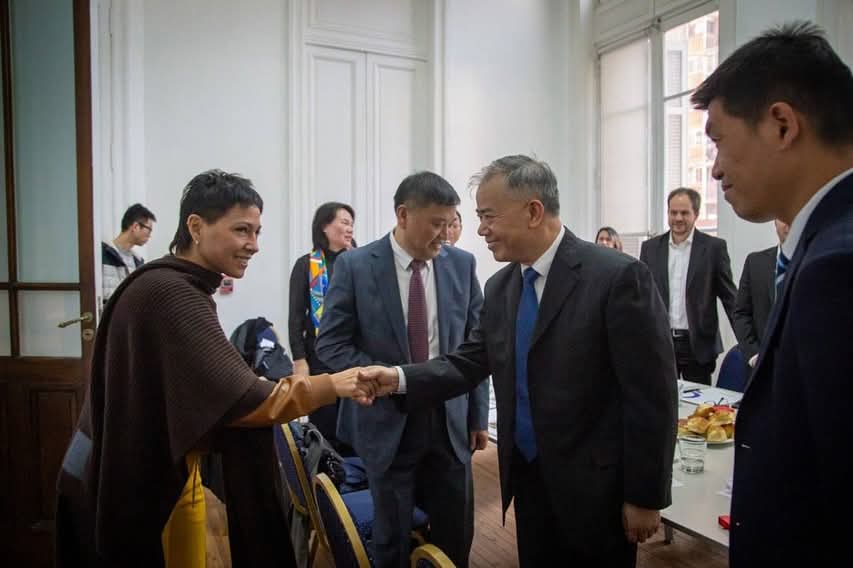 MAYRA MANTUVO UN ENCUENTRO CON AUTORIDADES CHINAS 