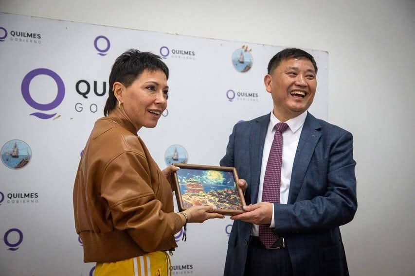 MAYRA MANTUVO UN ENCUENTRO CON AUTORIDADES CHINAS 