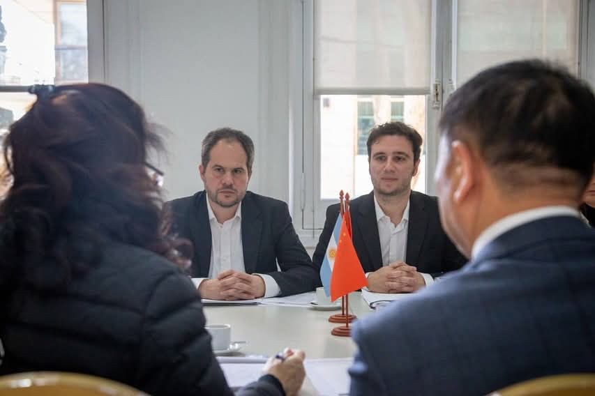MAYRA MANTUVO UN ENCUENTRO CON AUTORIDADES CHINAS 