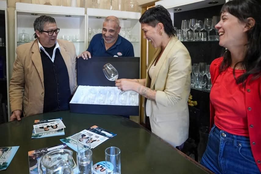 MAYRA Y CECI SOLER VISITARON LA CRISTALERÍA COOPERATIVA “EL PROGRESO” 