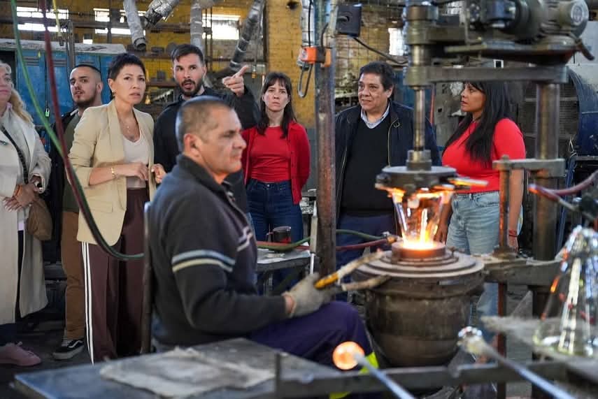 MAYRA Y CECI SOLER VISITARON LA CRISTALERÍA COOPERATIVA “EL PROGRESO” 