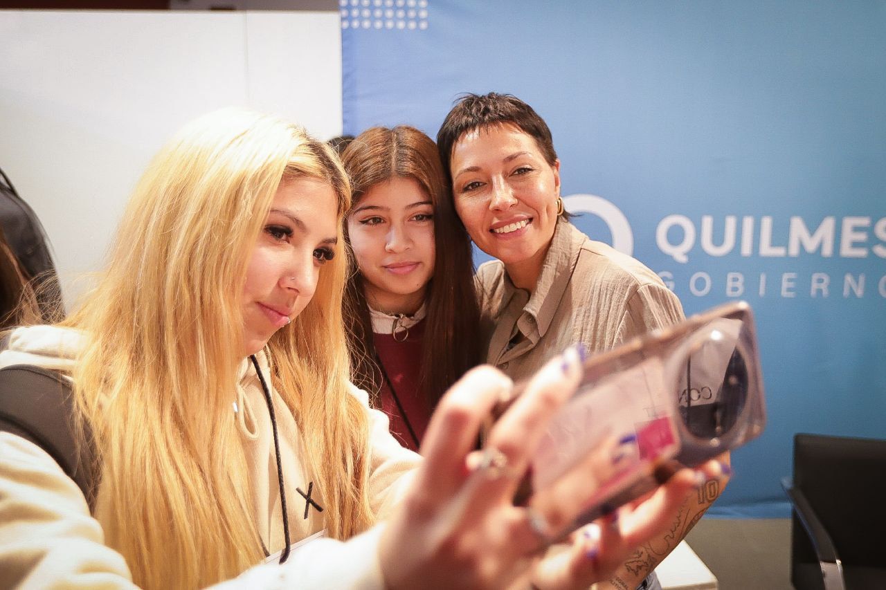 MAYRA FUE ENTREVISTADA POR ESTUDIANTES DE ESCUELAS DE QUILMES 