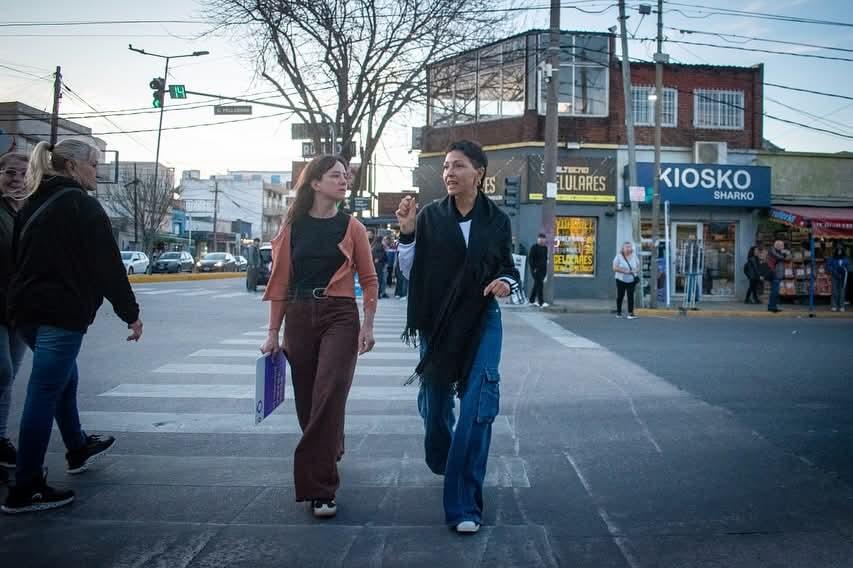  MAYRA RECORRIÓ LA AVENIDA ANDRÉS BARANDA Y CHARLÓ CON VECINOS