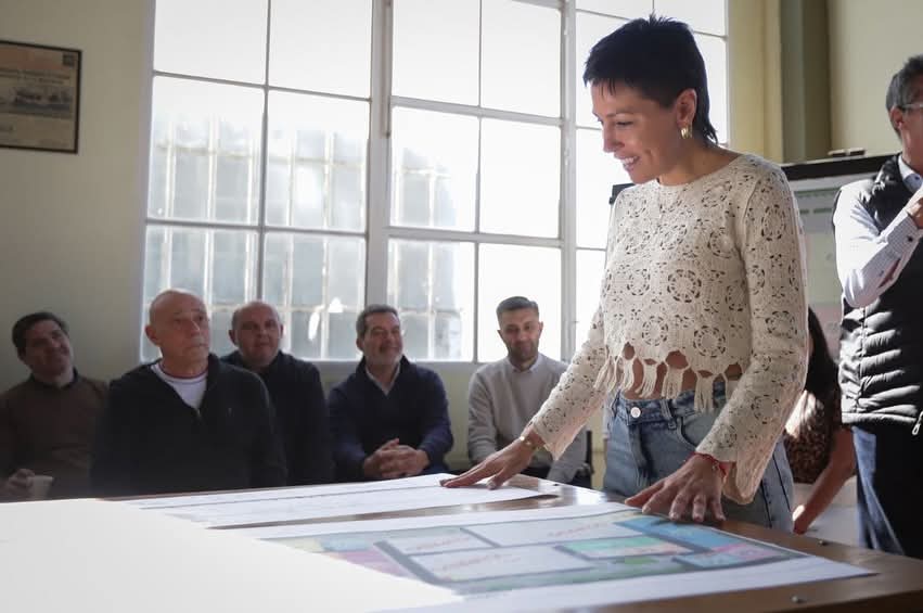 MAYRA ENTREGÓ LA NUEVA REGLAMENTACIÓN DEL PARQUE INDUSTRIAL LA BERNALESA