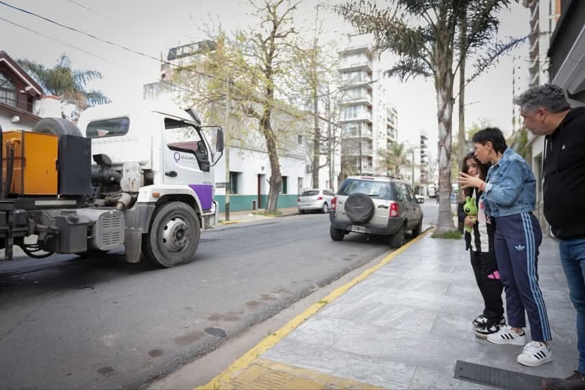 MAYRA SUPERVISÓ TRABAJOS DE BACHEO EN CARPETA ASFÁLTICA EN QUILMES CENTRO