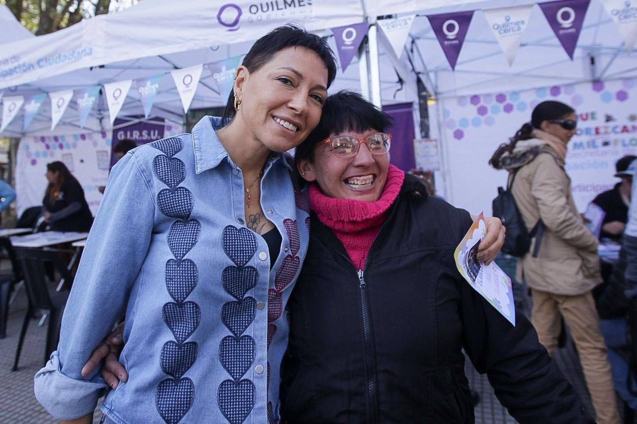 MAYRA DIALOGÓ  LOS VECINOS QUE SE ACERCARON A UN  QUILMES CERCA