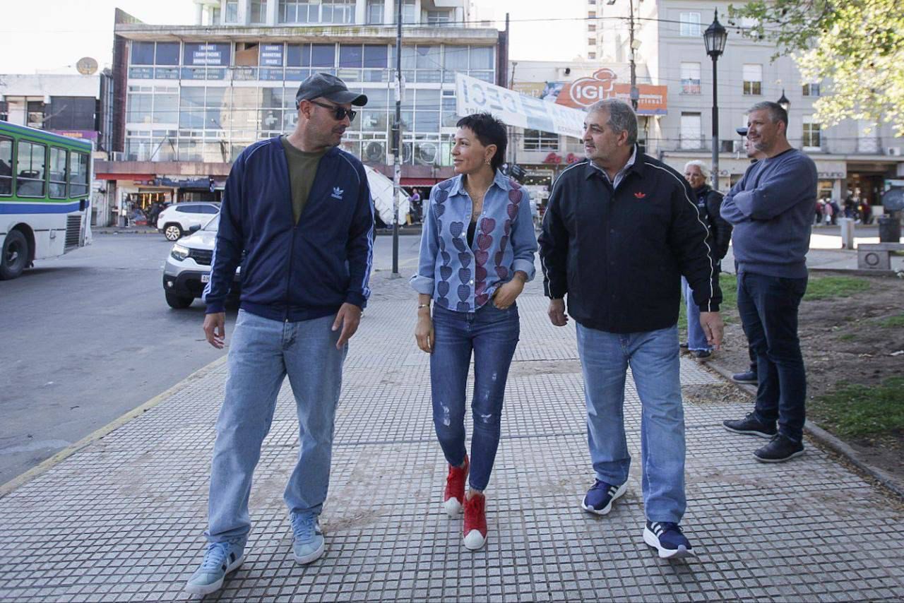 MAYRA DIALOGÓ  LOS VECINOS QUE SE ACERCARON A UN  QUILMES CERCA