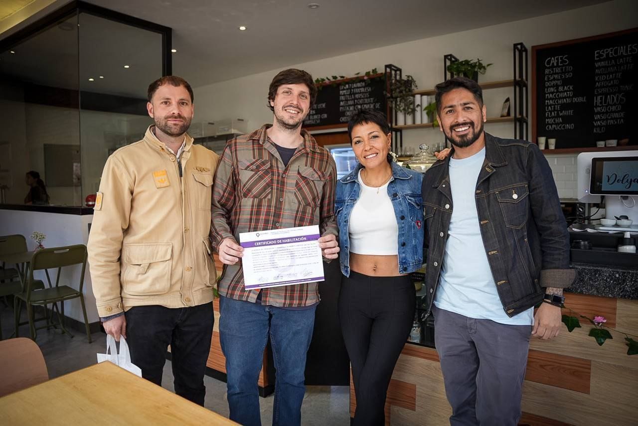 MAYRA ENTREGÓ CERTIFICADOS DE HABILITACIÓN A DOS COMERCIOS