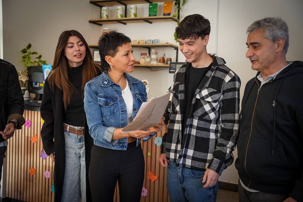 MAYRA ENTREGÓ CERTIFICADOS DE HABILITACIÓN A DOS COMERCIOS
