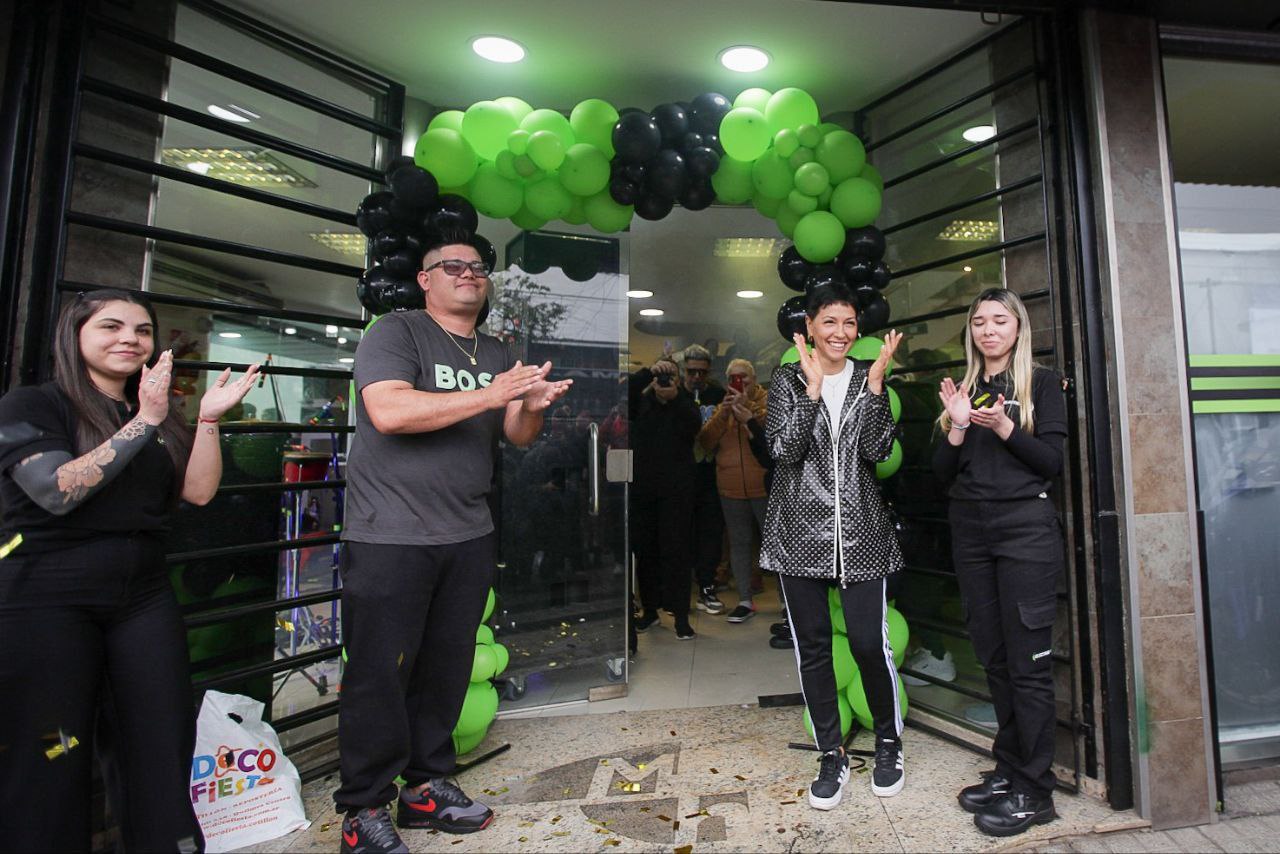 MAYRA ACOMPAÑÓ LA APERTURA DEL NUEVO LOCAL DE ELECTRO MYO EN QUILMES OESTE