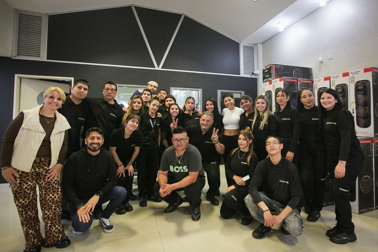 MAYRA ACOMPAÑÓ LA APERTURA DEL NUEVO LOCAL DE ELECTRO MYO EN QUILMES OESTE