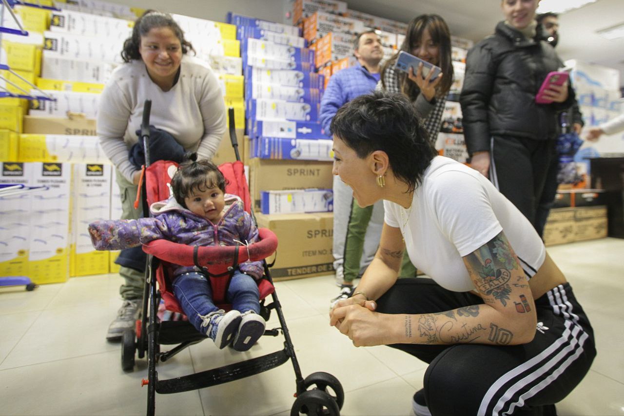 MAYRA ACOMPAÑÓ LA APERTURA DEL NUEVO LOCAL DE ELECTRO MYO EN QUILMES OESTE