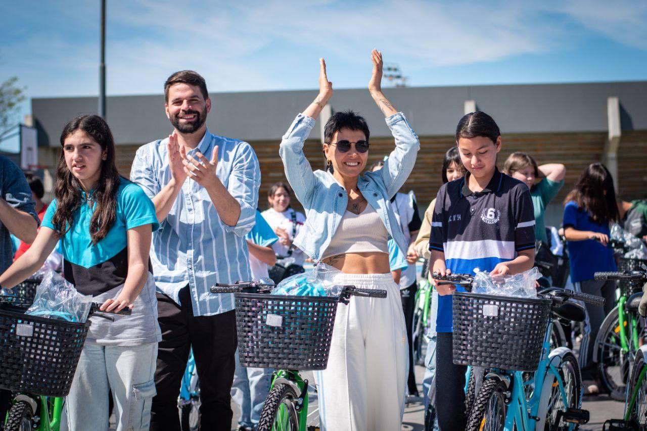 MAYRA ENTREGÓ BICICLETAS A ESTUDIANTES DE ESCUELAS PRIMARIAS Y SECUNDARIAS