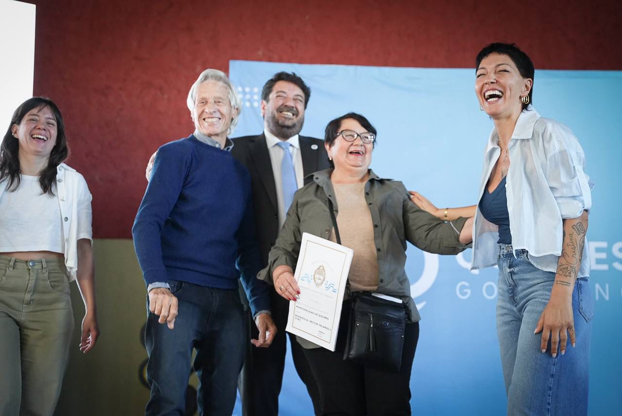 MAYRA Y EL MINISTRO MENA ENTREGARON ESCRITURAS A MÁS DE 800 FAMILIAS 