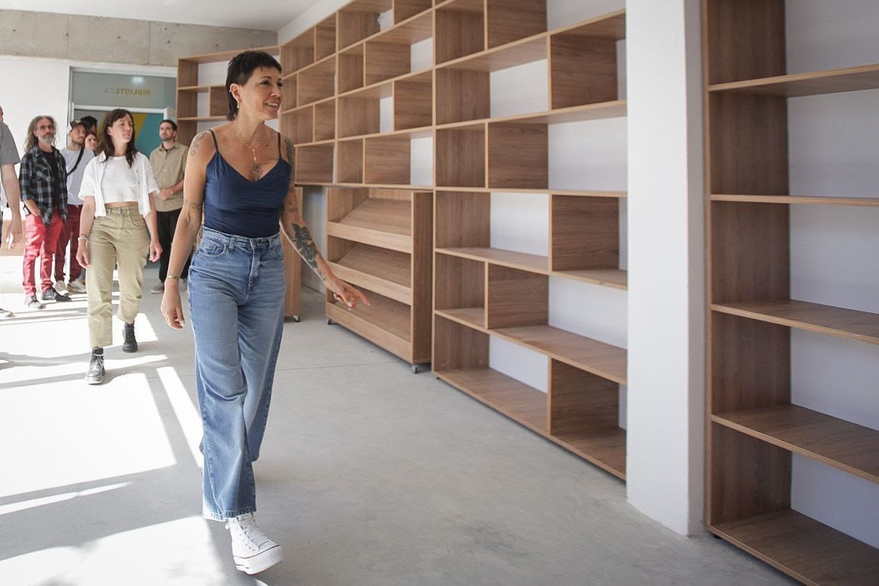 MAYRA VISITÓ LA OBRA DEL CENTRO CULTURAL Y BIBLIOTECA EN EL BARRIO IAPI