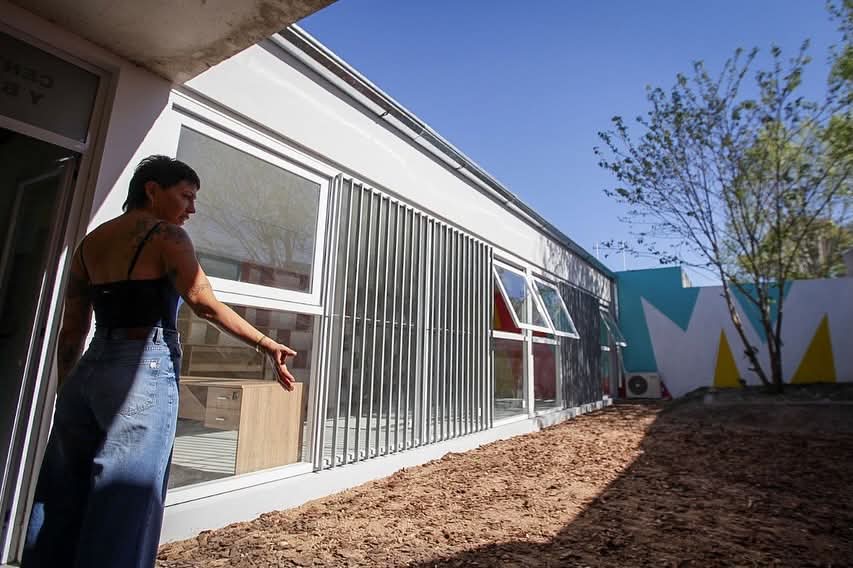 MAYRA VISITÓ LA OBRA DEL CENTRO CULTURAL Y BIBLIOTECA EN EL BARRIO IAPI
