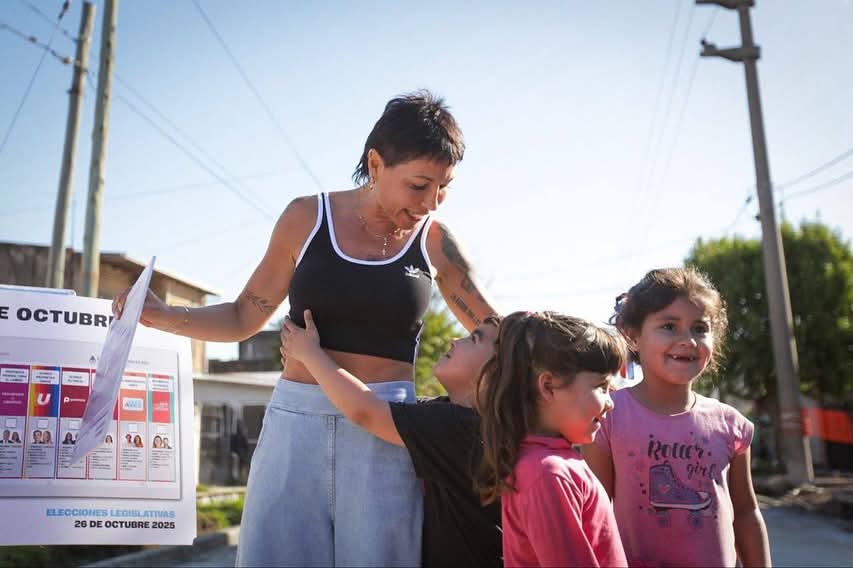 MAYRA RECORRIÓ LAS OBRAS DE PAVIMENTACIÓN EN QUILMES OESTE