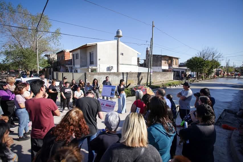 MAYRA RECORRIÓ LAS OBRAS DE PAVIMENTACIÓN EN QUILMES OESTE
