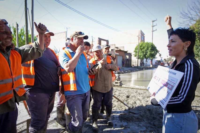 MAYRA RECORRIÓ LAS OBRAS DE PAVIMENTACIÓN EN QUILMES OESTE