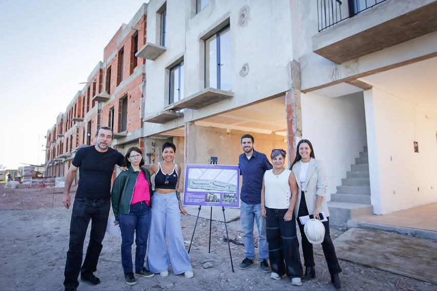 MAYRA Y LA MINISTRA BATAKIS RECORRIERON LA OBRA DE 28 VIVIENDAS DEL BARRIO 