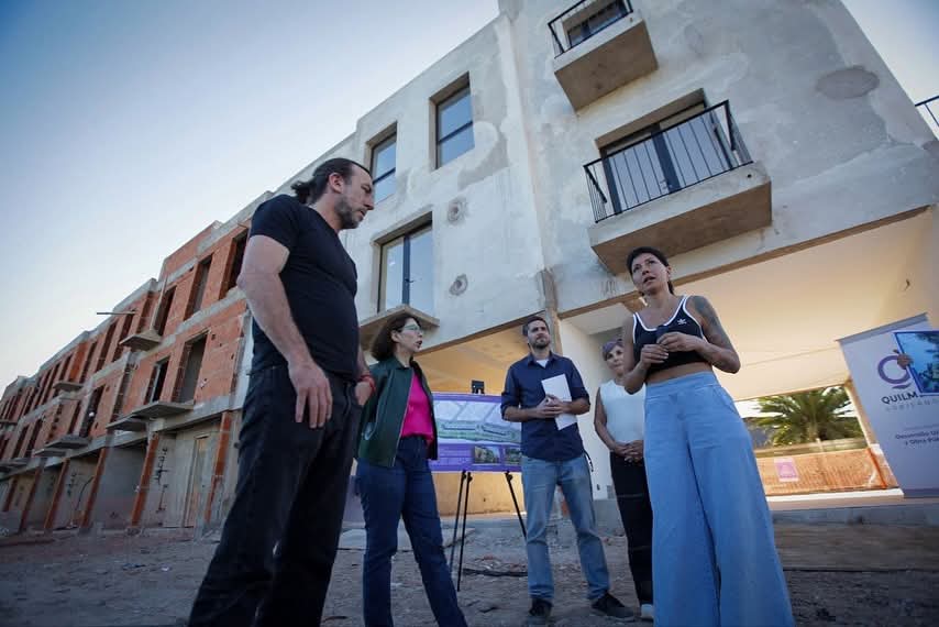 MAYRA Y LA MINISTRA BATAKIS RECORRIERON LA OBRA DE 28 VIVIENDAS DEL BARRIO 