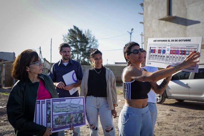 MAYRA Y LA MINISTRA BATAKIS RECORRIERON LA OBRA DE 28 VIVIENDAS DEL BARRIO 