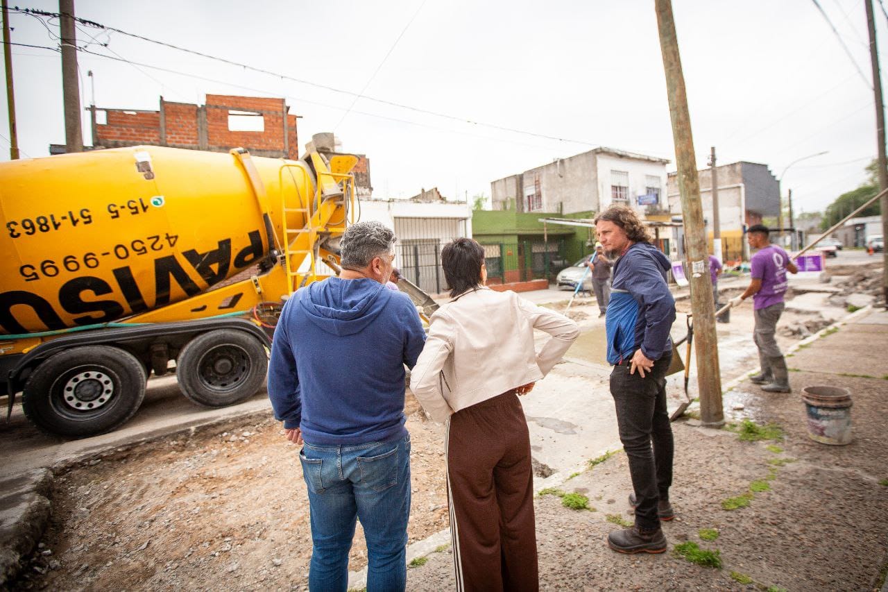 MAYRA SUPERVISÓ UN OPERATIVO DE LIMPIEZA Y TAREAS DE BACHEO EN BERNAL OESTE