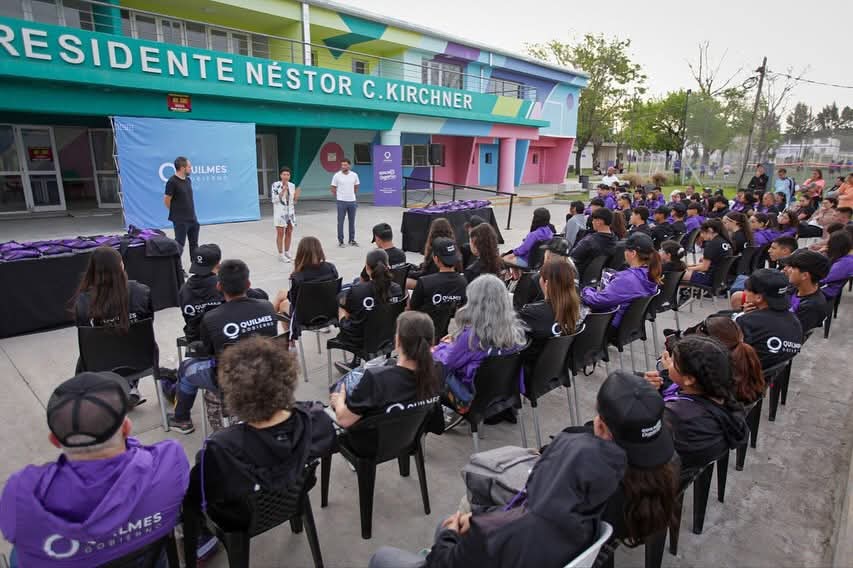 MAYRA ENTREGÓ INDUMENTARIA A LOS DEPORTISTAS QUE REPRESENTARÁN A QUILMES