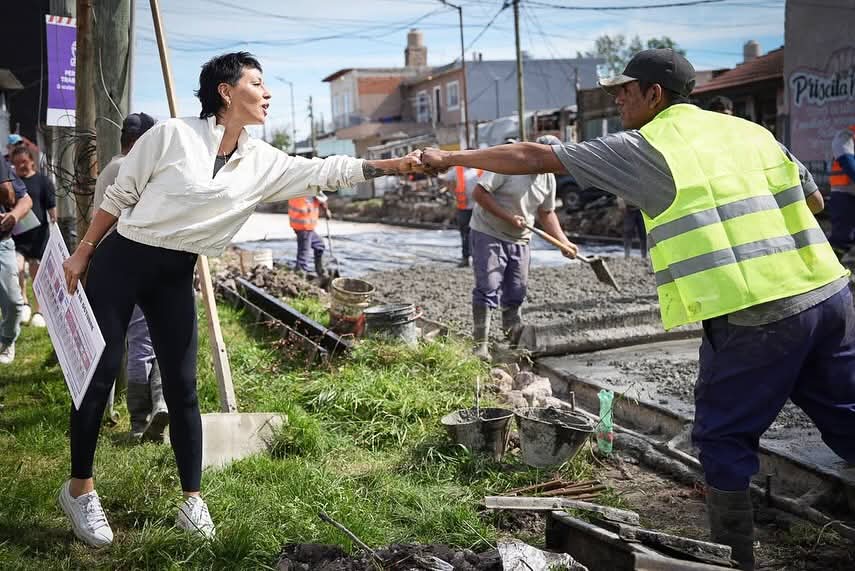 MAYRA SUPERVISÓ EL AVANCE DE OBRAS DE ASFALTO  EN KOLYNOS Y LA PRIMAVERA