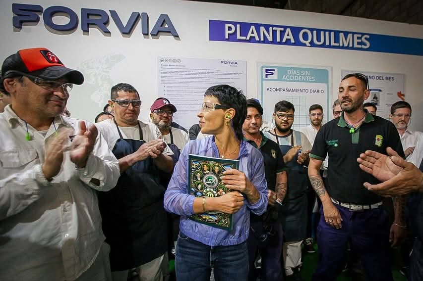 MAYRA RECORRIÓ LA PLANTA DE AUTOPARTES FORVIA EN BERNAL OESTE 
