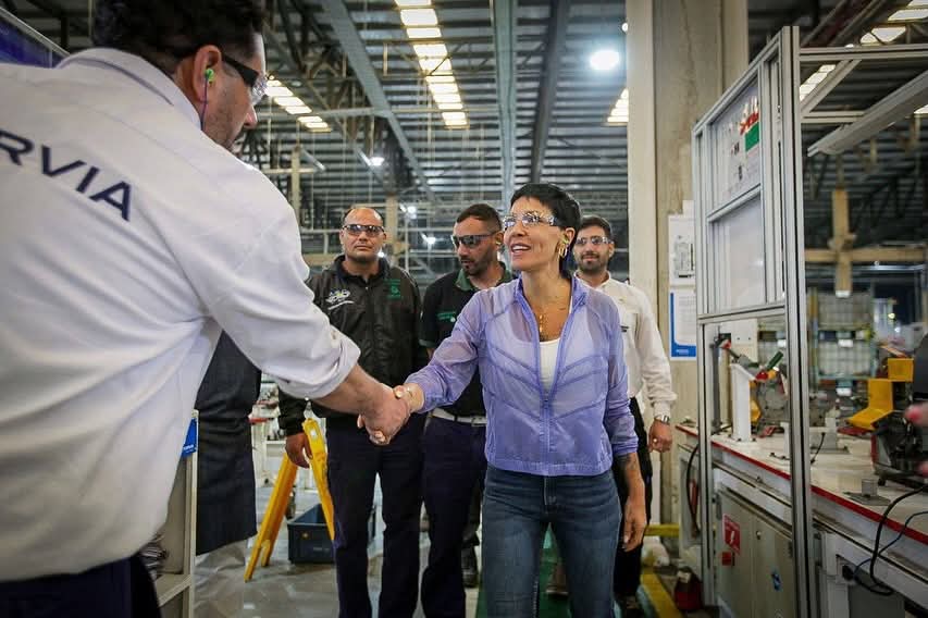 MAYRA RECORRIÓ LA PLANTA DE AUTOPARTES FORVIA EN BERNAL OESTE 