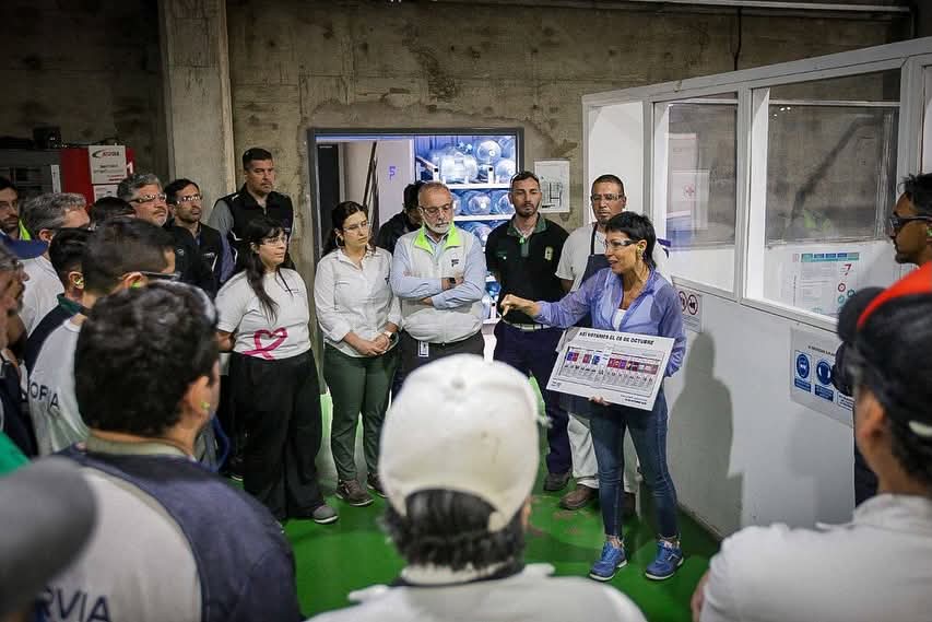 MAYRA RECORRIÓ LA PLANTA DE AUTOPARTES FORVIA EN BERNAL OESTE 
